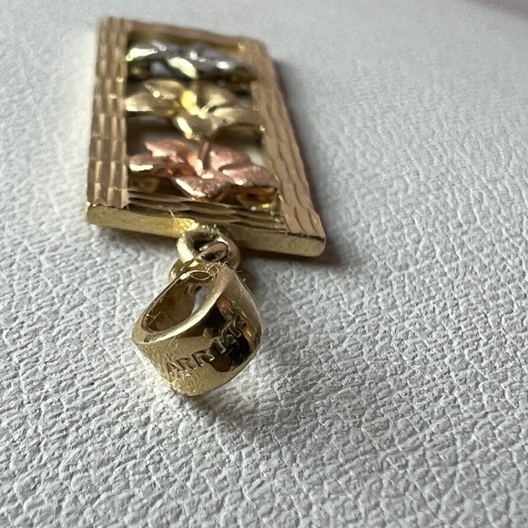 VINTAGE 14K TRI COLOR YELLOW ROSE WHITE GOLD PLUMERIA FLOWERS CHARM PENDANT - Picture 14 of 16
